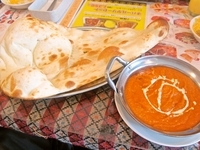 「Ａセット（バターチキンカレー、サラダ、ナン）（６５０円）＋ラ」@ハリオン 我孫子店の写真