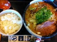 「野菜とんこつらーめん（太麺？）+半ライス」@梟 環七平和島店の写真