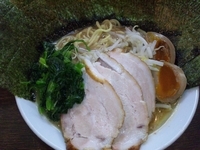 「らーめん（中）・特製トッピング」@伝家 志木店の写真