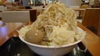 「ラーメン（中）ニンニクＷヤサイＷ720円」@ジャンクガレッジ イオンレイクタウンmori店の写真