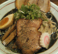 「冷たくて黒い中華そば＋炙りデカチャーシュー」@麺肴 ひづきの写真