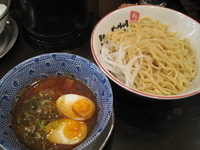 「つけ麺(魚介しょうゆ・大盛サービス)790円＋半熟玉子100円」@はしばやんの写真