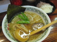 「黒醤油とんこつラーメン600円＋小ライス100円」@拉麺 冠木門の写真
