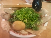 「新京都濃厚醤油ラーメン＋味玉」@よってこや 藤沢店の写真