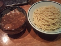 「煮干つけ麺一段搾り（大盛）＋半肉増し＋味玉」@月と鼈の写真
