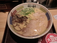 「特製ラーメン（３８０円）半替え玉（５０円）」@豚骨らーめん 福の軒 秋葉原店の写真