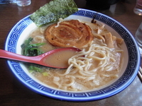 「とんこつしょうゆ味のらー麺（太麺） 650円」@らー麺にしかわの写真
