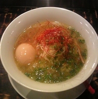 「塩らぁ麺＋味付半熟煮玉子＋揚げニンニク」@ちゃぶ屋 本店の写真