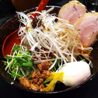 「ちょっとずつ全部のせ油めん(正油)」@拉麺研究所 香の写真