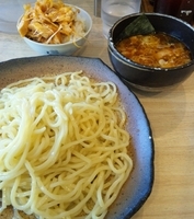 「辛つけ麺（700円）＋ﾈｷﾞﾁｬｰｼｭ丼（130円）」@つけ麺屋 ごえもんの写真