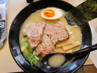 「炙りチャーシュー塩とんこつ」@麺屋 ジョニー ベルロード店の写真