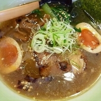 「しろらーめん（半熟味玉トッピング）」@らーめん 兼吉の写真