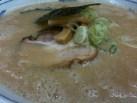 「山茂登らーめん 950円 + 餃子 500円　ビール」@手造りラーメン 山茂登の写真