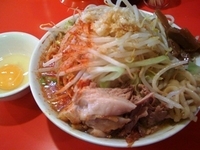 「味噌小豚そば（野菜，ニンニク少，からし）750円＋生卵50円」@大甕 大盛軒の写真