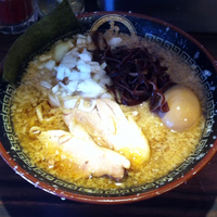 「燕三条系ラーメン+味玉」@丸め～背脂煮干～の写真