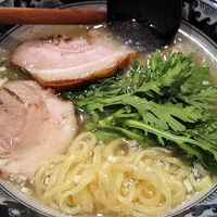 「本丸塩らー麺　800円」@横濱元町 塩らー麺 本丸亭 元町店の写真