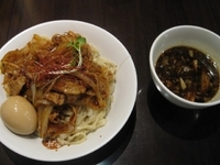 「肉盛りつけ麺辛味２００ｇ８３０円(味玉子無料券)」@魁 肉盛りつけ麺 六代目けいすけの写真