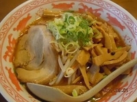 「豚骨醤油味（太麺）ニンニク入り　醤油メンマ　700円」@平成ラーメンの写真