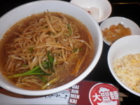 「台湾ラーメンセット（通常６５０円→本日ランチ５００円）」@品香苑の写真