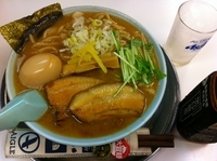 「大勝軒（らーめん・中盛）+黒烏龍茶」@らーめん 凌駕の写真