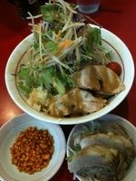 「豚冷やし中華　＋ニンニク・辛揚げ・ヤサイ増し　￥850」@千里眼の写真