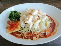 「【8月限定】冷しトマト麺バジル和え（中盛240g）750円」@伝家 志木店の写真