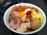 「特製まぜそば　チーズ　アブラ」@ジャンクガレッジ 東京ラーメンストリートの写真