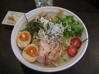 「冷やし鶏しお麺（大盛）：８００円（ランチタイム大盛無料）」@麺DINING38の写真