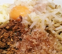 「まぜそば（全部増し）750円+ウェルカムドリンクバー100円」@ジャンクガレッジ イオンレイクタウンmori店の写真