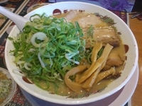「こってりラーメン(九条ネギ+豚バラチャーシュー)」@天下一品 甲府南店の写真
