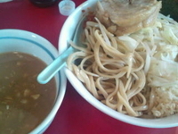 「つけ麺７５０円ニンニク辛たまタマネギ」@用心棒 本号の写真