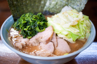 「大盛りチャーシュー麺海苔増しほうれん草増しキャベツニンニク」@家系ラーメン 桂家の写真