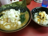 「ラーメン630円 + タマネギ30円 + 半ライス80円」@王道家の写真