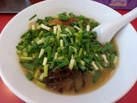 「豚そば（ハリガネ）￥700＋ネギ増し￥150＝￥850」@笑堂の写真