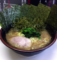 「ラーメン中＋クキワカメ＋海苔」@甲子家の写真