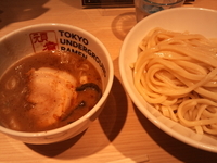 「つけめん（濃厚）（L：450g＋炙りチャーシュー）￥９００」@TOKYO UNDER GROUND RAMEN 頑者の写真