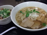 「焦がしGYU塩らぁ麺＋チャーシュー丼」@創彩麺家 野の実 足柄サービスエリア店の写真