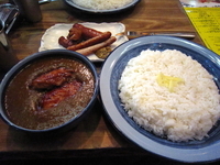 「チキンカレー（大盛）４辛+ソーセージ盛り合わせ」@もうやんカレー246 渋谷店の写真