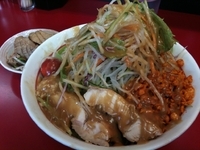 「豚冷やし中華 850円（ヤサイ・ニンニク・カラメ・辛揚げ）」@千里眼の写真