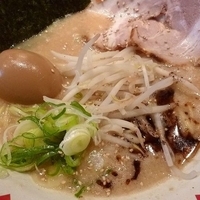 「豚骨ラーメン 味玉サービス」@らーめん・つけめん こてんぱんの写真