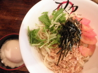 「冷やし油そば＋半熟玉子　「700円＋100円」」@油そば専門店 万人力の写真