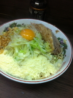 「汁なし二郎＋粉チーズ＋卵＋にんにく」@ラーメン二郎 横浜関内店の写真