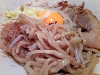 「まぜそば 並 (全(にんにく、あぶら、チーズ)マシ)750円」@ジャンクガレッジ 東京ラーメンストリートの写真