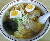 「ラーメン（大＝１．５玉）＋ゆでたまご（＋５０円）＝５５０円」@麗人の写真