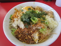 「冷やしまぜそば(中)910円(ニンニク)、黒烏龍茶170円」@ジャンクガレッジ 熊谷店の写真