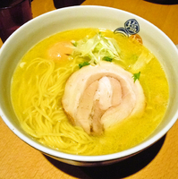 「塩らーめん　白湯（大人の燻製玉子入り）　￥９８０」@塩逸品 五代目けいすけ 本店の写真