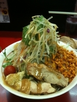 「豚冷やし中華　ニンニク、ヤサイ増し、辛揚げ　￥850」@千里眼の写真