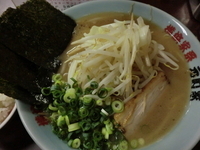 「中ラーメン￥７９０＋野菜盛（大盛）￥１００＋半ライス￥１００」@横浜家系元町家の写真