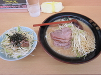 「定番(ネギチャーシューメン)味噌900円+ネギ丼200円」@ラーメン青木亭 越谷店の写真