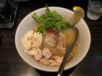 「白の冷し塩らー麺（中盛）：８００円（中盛無料）」@京鰹節つけ麺 愛宕 ATAGOの写真